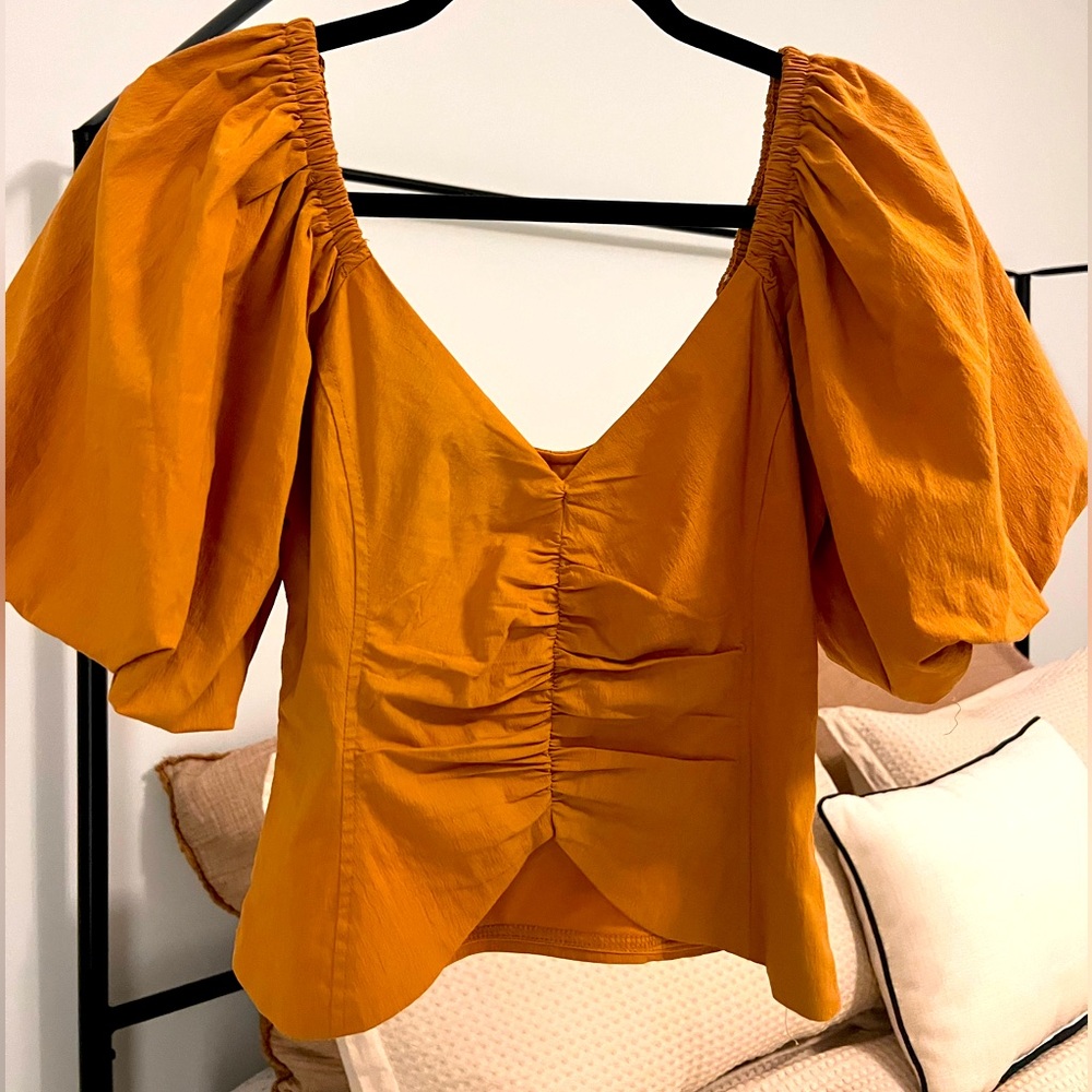 Cute top with puffed sleeves